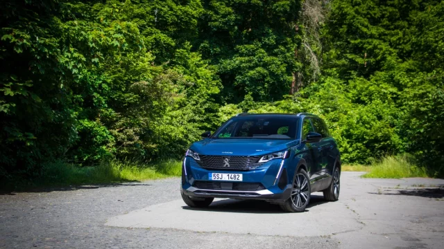 Test Peugeotu 5008 2.0 BlueHDi 180, moderně vyhlížejícího macka pro velkou rodinu