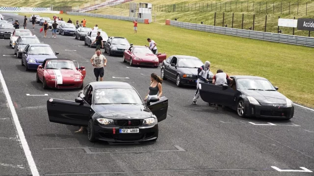 Závod 4 Hours Most je ideální možnost, jak zkusit „levný“ motorsport