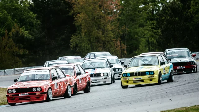 Nefalšovaná závodní vřava legendárních vozů. Na Masarykově okruhu zaburácí Histo Cup