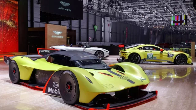 Aston Martin Valkyrie AMR Pro: Závodní verze by zvládla jízdu vzhůru nohama