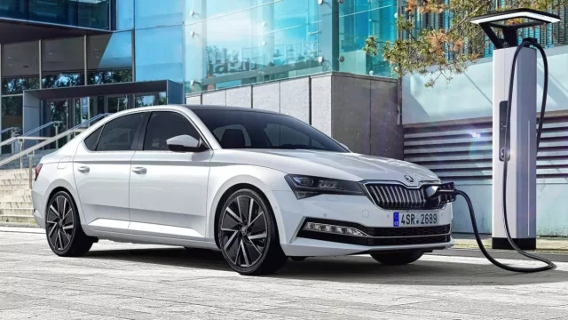 Prodeje elektromobilů v ČR stagnují, naopak hybridy táhnou