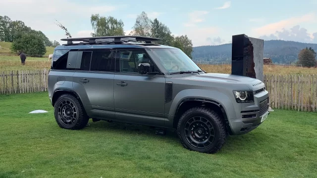 Na trhu je nejvýkonnější Defender všech dob. Za dokonalost si účtuje necelých 5 milionů korun