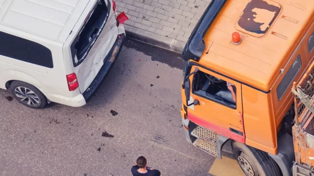 Nehoda na úzké silnici, víte, jak ji správně objet?