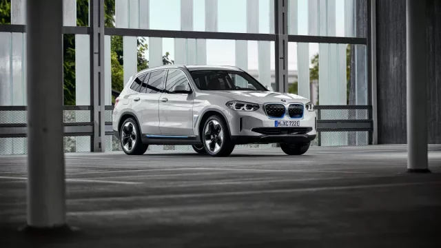 BMW představuje svoje první čistě elektrické SUV. V Česku bude stát pod dva miliony