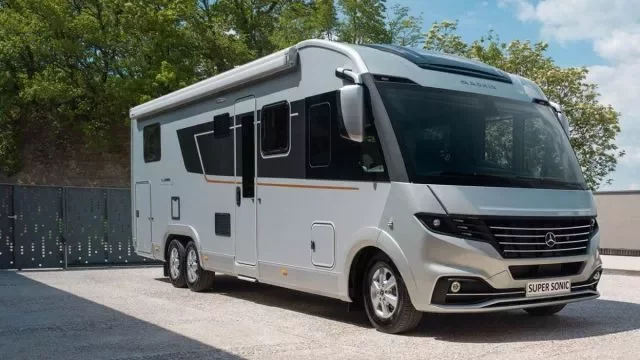 Test Adria Supersonic 890 LL: Luxusní apartmá, které si z Pařížské odvezete kamkoliv (první jízdní dojmy)