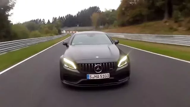 Mercedes-AMG C63 S v ostrém kole na Nordschleife: Porazí BMW M3 a Alfu Giulia QV?
