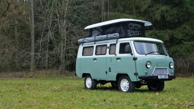 V Česku se začal prodávat ruský terénní obytňák, vyjede kamkoliv a ubytuje čtyři lidi