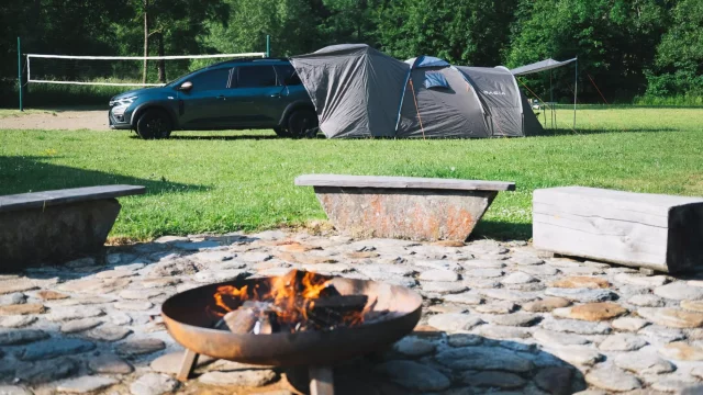 Dacia jako kempovací automobil, který se ztratí v lesním prostředí? S Joggerem se vyspíte na pohodlné matraci a probudíte se za zpěvu ptáčků