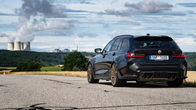 Rodinko, držte si klobouky! Vyzkoušeli jsme si na vlastní kůži, jak moc brutální zrychlení nabízí nové BMW M3 Touring. Je to vážně síla (video)