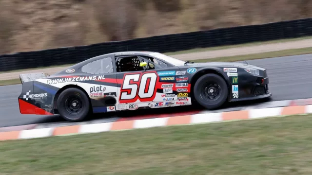 Zážitek ze série NASCAR umocní Monster show a americký fotbal