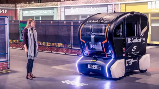 Jaguar Land Rover vyvíjí technologii, která chodcům ukazuje směr jízdy autonomních vozů