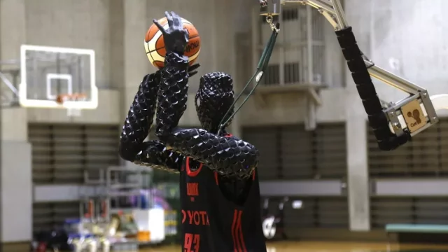 Toyota vytvořila robota, který zvládne „hrát“ basketbal