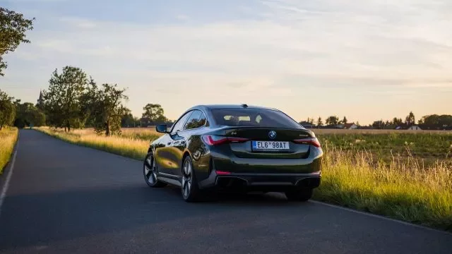 Test BMW i4 eDrive40: Auto roku to není, ale sakra dobrý elektromobil ano