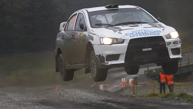 Dojíždíte v létě zimní pneumatiky? Pozor na zvýšené riziko aquaplaningu!