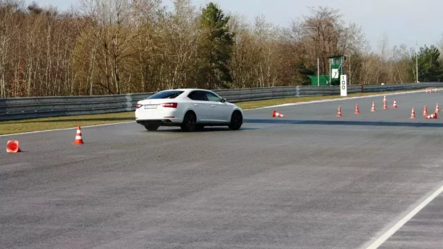 Policisté se učili na Masarykově okruhu řídit svoje „dálniční stíhačky“. Neměli to udělat na začátku?