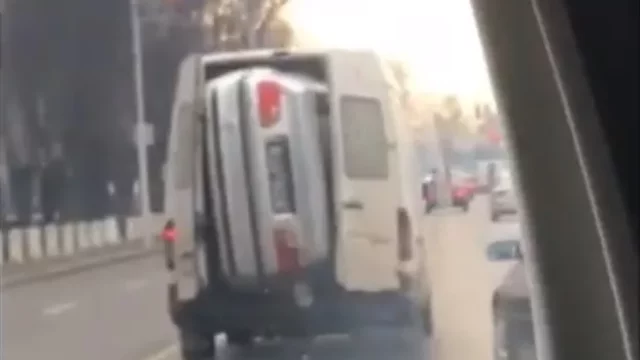 Totální ignorace bezpečnosti a smutný konec jednoho BMW. Takhle se auta fakt nepřeváží