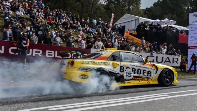 Nissan Skyline GT-R R34 s výkonem 1 000 koní se prohání na závodech do vrchu. Tohle je brutální masakr!