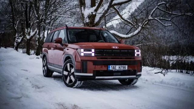 Hyundai Santa Fe řidiče hýčká lépe než kdejaký mercedes. Škoda, že na něj neustále pípá