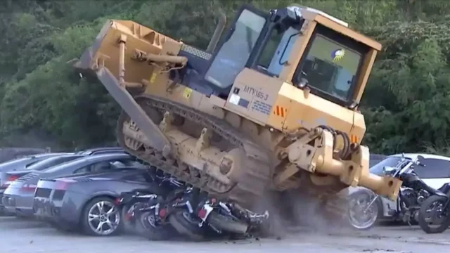 Filipínský prezident nechal buldozerem zničit šedesátku luxusních aut. Proč nám je raději nedal?