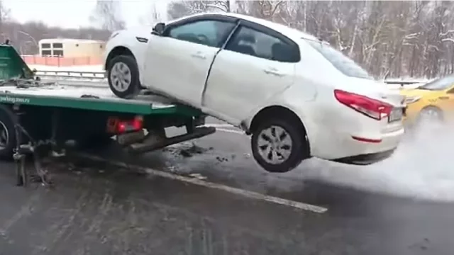 V Rusku žijí jen drsní hoši. Auta si tu odtáhnout rozhodně nenechají