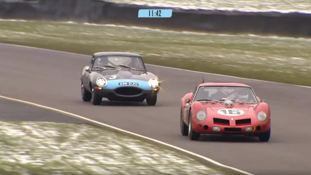 Nebaví vás Formule 1? Podívejte se, jak historický Jaguar předjel vzácné Ferrari dlouhým driftem