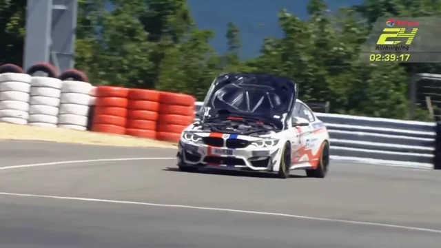 Nejvtipnější nehoda na 24h Nürburgring: Smích neudrželi ani závodníkovi týmoví kolegové