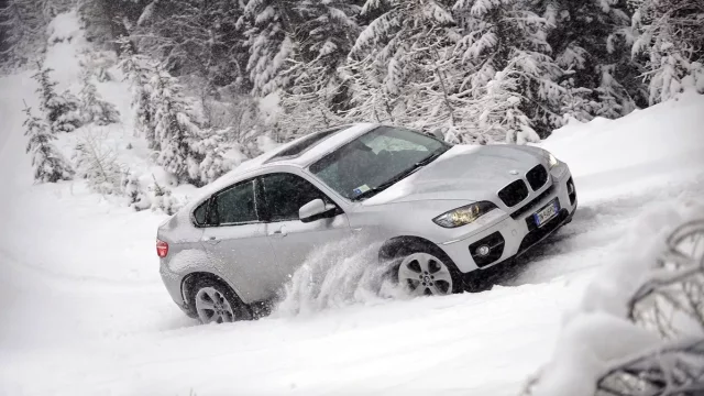 Čtyřkolka vs. zimní pneumatiky: Pohon 4x4 na letních gumách je vám v zimě opravdu k ničemu