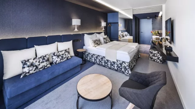 Interiér hotelu Urban Crème pracuje s barevnými kontrasty