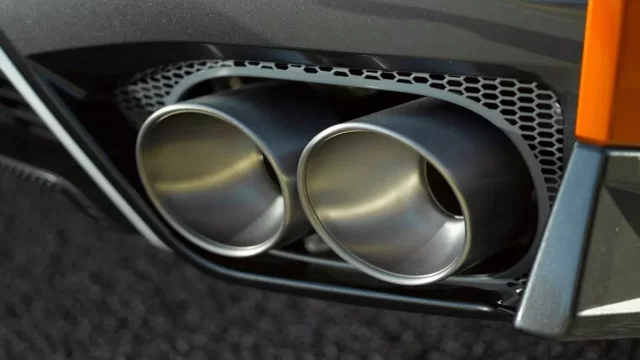 Chystáte se na Nürburgring? Pozor, ať nemáte příliš hlučný výfuk. Ano, dokonce i na závodním okruhu