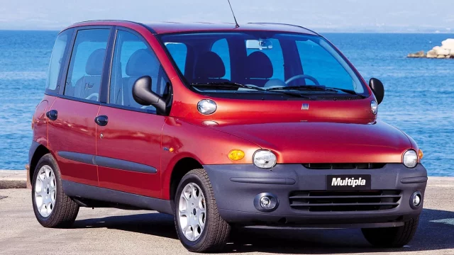 Nejošklivější auto na světě jezdí bokem! Nechybí trocha destrukce