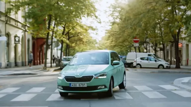 Škoda reaguje na nečekanou popularitu pistáciové Fabie. Stvořila tuhle povedenou reklamu