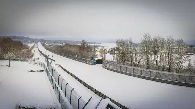 Na nejnebezpečnějším závodním okruhu světa jsme už viděli leccos, ale děti sáňkovat, to ještě ne