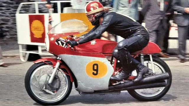 Legendární 15násobný mistr světa silničních motocyklů přijede do Prahy! Ozdobí Zlatá řídítka