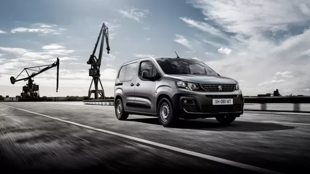 Peugeot Partner přijíždí v nové generaci. Nabídne unikátní i-COCKPIT nebo ukazatel přetížení
