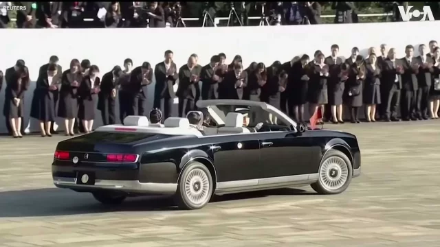 Japonský císař vyrazil do ulic Tokia v unikátní limuzíně vzácnější než Rolls-Royce