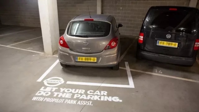 Nissan ví, jak udělat vtipnou a moderní reklamu. Velmi svérázným způsobem radí špatně parkujícím řidičům