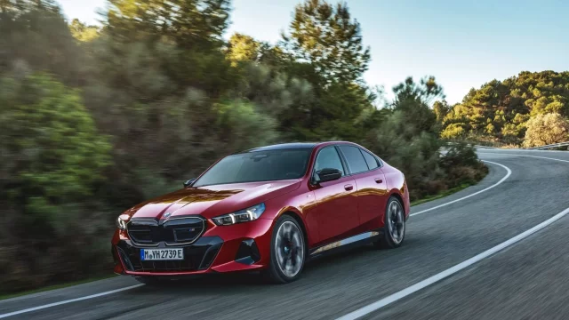 BMW řady 5 již můžete objednávat i v České republice. Auto s hlubokou historií bude ještě lepší