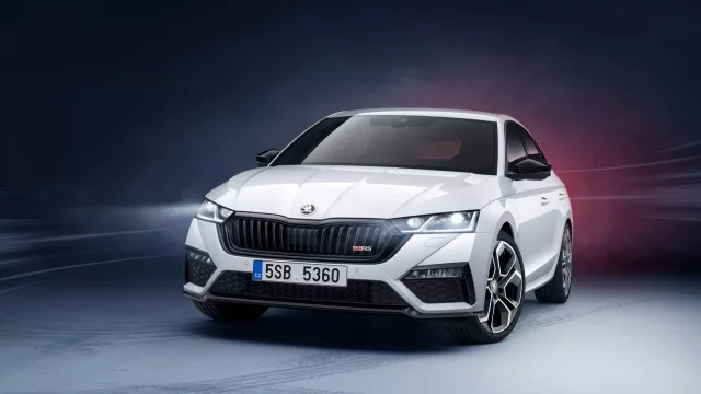 Škoda Octavia RS iV se oficiálně představuje. Plug-in hybridní pohon dosahuje 245 koní