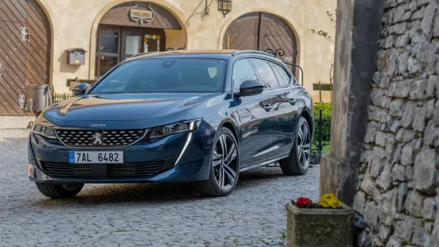 Test Peugeot 508 SW 2.0 BlueHDi: Když kombík není jenom praktický