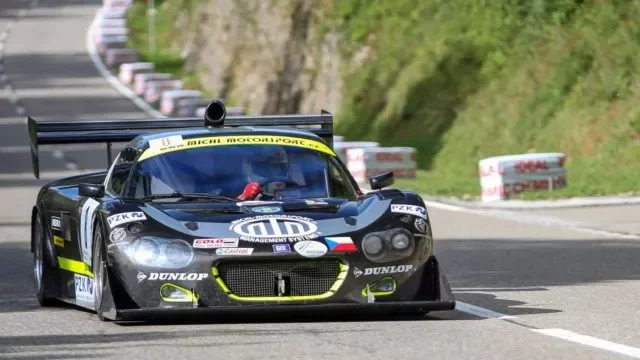Lotus Elise pro závody do vrchu skrývá pod kapotou dva motory z Hayabusy. Vznikl v Česku