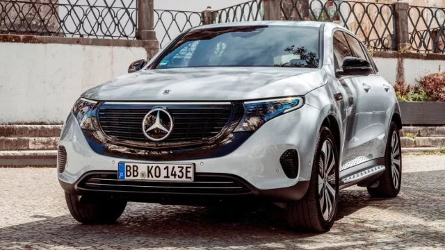 Mercedes-Benz představil model EQC českému trhu. Víme, kolik stojí