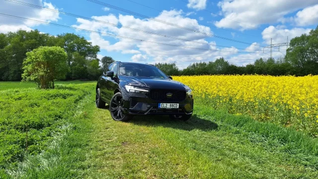 Sexy je slabé slovo. Volvo XC60 Black Edition otvírá cestu do nepoznaných vizuálních výšin. Jen v těch výškách nezapomínejte nabíjet