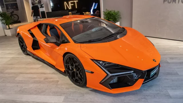 V netradičních kulisách jsme si na vlastní oči prohlédli první elektrifikované Lamborghini. Revuelto svou ekologickou stránku důsledně schovává