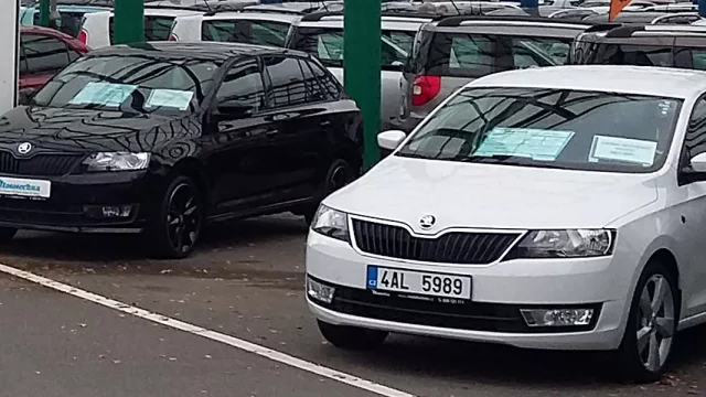 Ojetá auta v srpnu výrazně zlevnila. Budou ceny opět stoupat?