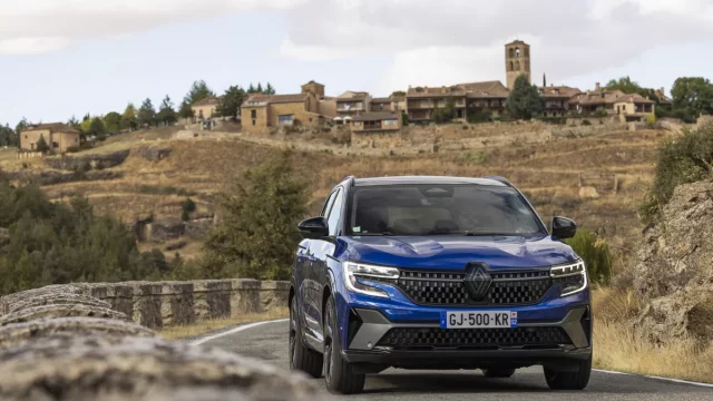 Austral od Renaultu přijíždí s full hybridní jednotkou. V základu za něj zaplatíte kolem 900 tisíc korun
