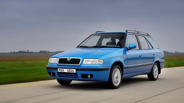 Obstarožní český kombík v driftu? Tenhle bláznivý průjezd zatáčkou prostě nemá chybu