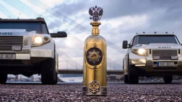 Nejdražší láhev vodky je zpátky u výrobce úchylných SUV, již bez vodky