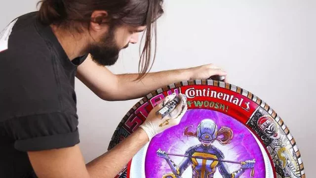 Z pneumatik Continental se stala umělecká díla. Můžete je vydražit a přispět na dobrou věc