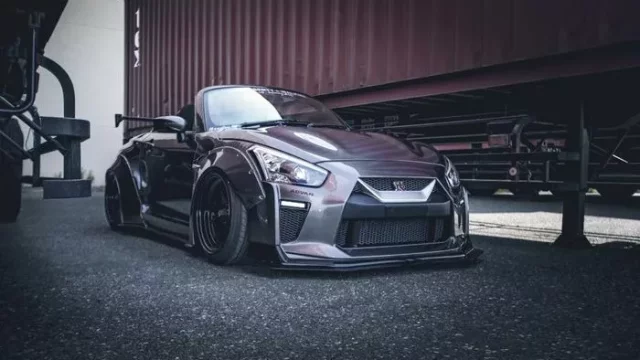 Daihatsu Copen dostal bodykit od Liberty Walk. Připomíná sepraný Nissan GT-R
