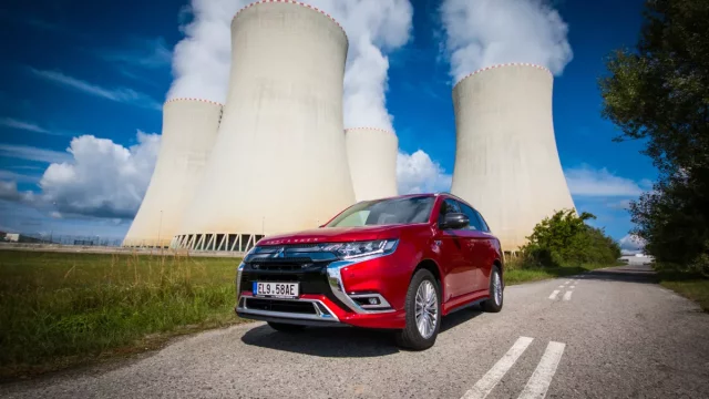 Za jadernou elektrárnou Temelín, čistým zdrojem energie Mitsubishi Outlander PHEV